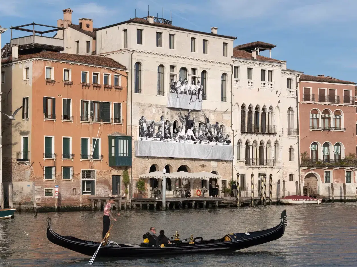 A contemporary reinterpretation of The Wedding at Cana, Façade installation
