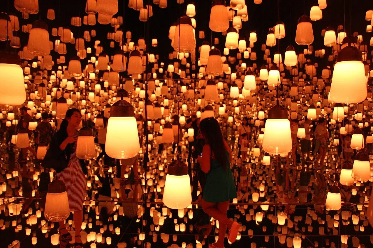 Bosque de Lámparas Resonantes - Un Solo Trazo by teamLab